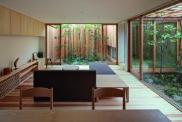 House in Akashi, Hyogo Prefecture, Arbol, 2019. Image credit: Photo © Yasunori Shimomura (pages 38-39)
