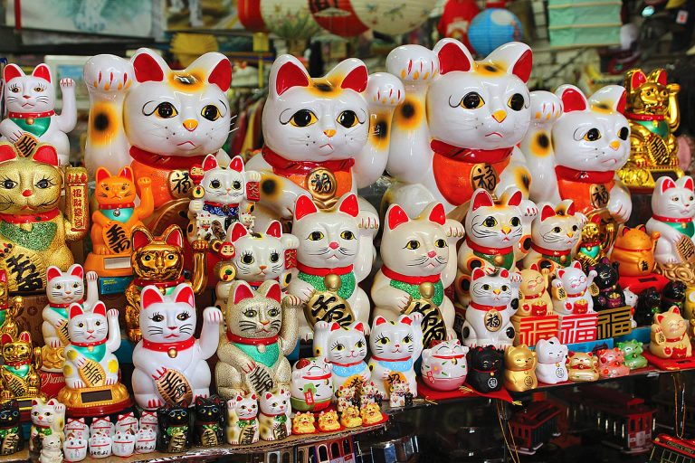 Maneki Neko: Maneki Neko display. Pixabay.
