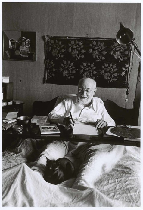 artists cats, Robert Capa, Henri Matisse with cat curled between his legs, working from his bed, Nice, France
