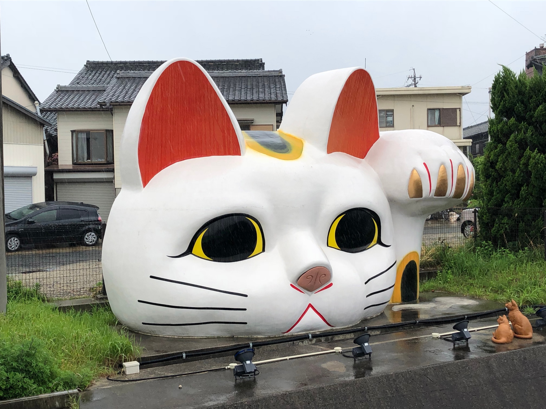 Maneki Neko: Maneki Neko Sculpture, Tokoname